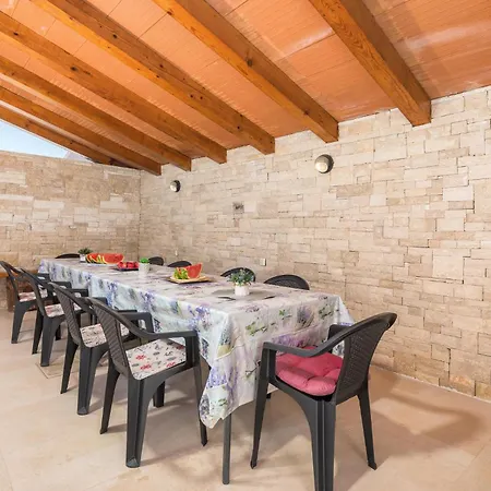 3 Bedroom Stunning In Διαμέρισμα *
